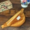 Sac banane velours ocre - Intérieur floral avec poche