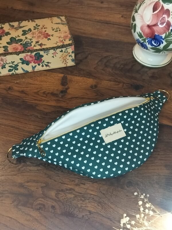 Sac banane vert cœurs blancs - Intérieur blanc